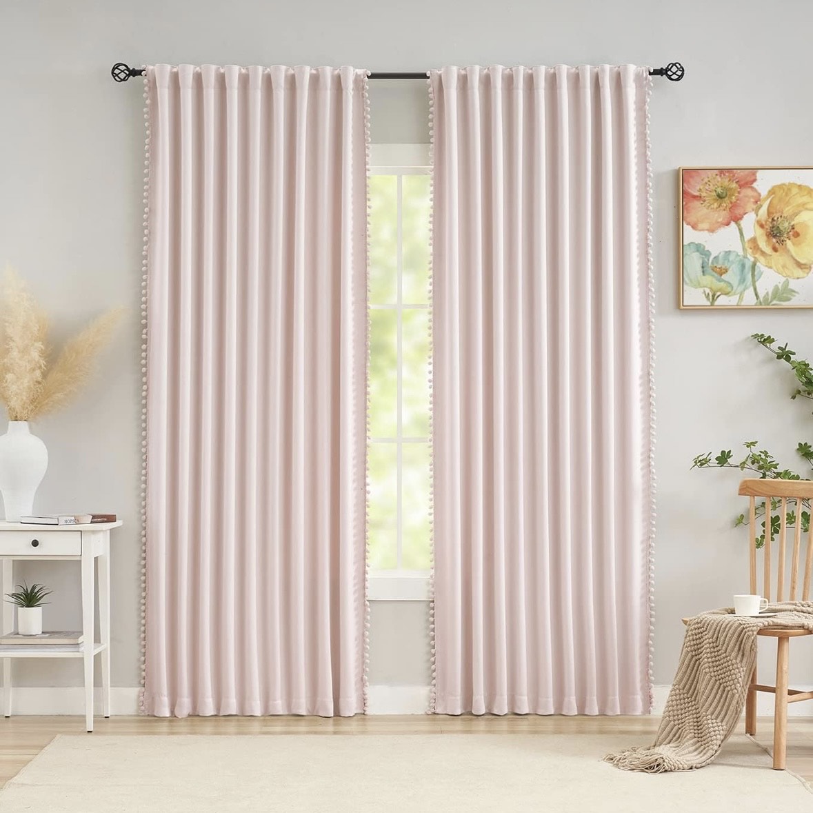 Sada 2 polozatemňovacích závěsů s bambulkami