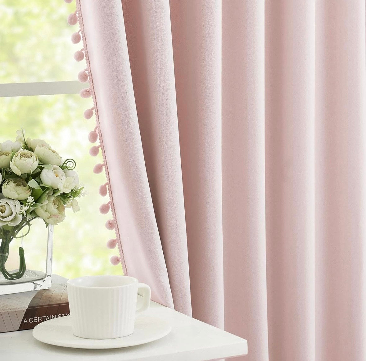 Sada 2 polozatemňovacích závěsů s bambulkami